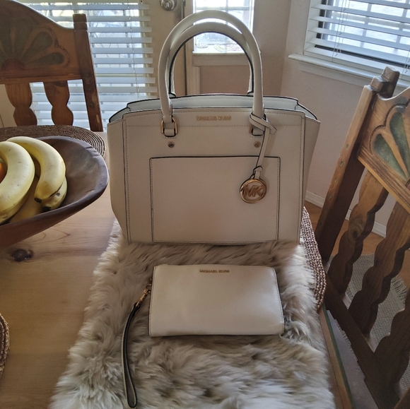 Michael Kors Handbags - Authentic Michael Kors Satchel & Wristlet EUC